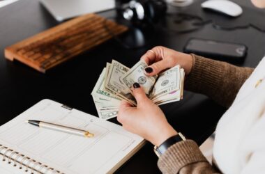 how to stop living paycheck to paycheck in the US